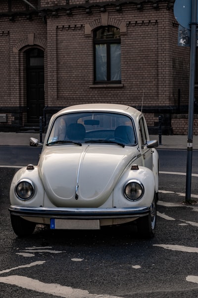 White Volkswagen beetle
